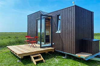 Urlaub mal anders: im Tiny House mit Blick auf das Weltnaturerbe Wattenmeer direkt am Strand in Harlesiel. Lassen Sie die Seele nachhaltig baumeln.